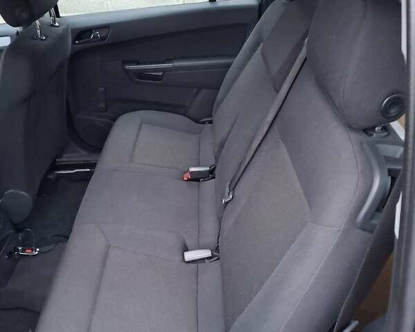 Серый Опель Зафира, объемом двигателя 1.6 л и пробегом 191 тыс. км за 5800 $, фото 2 на Automoto.ua