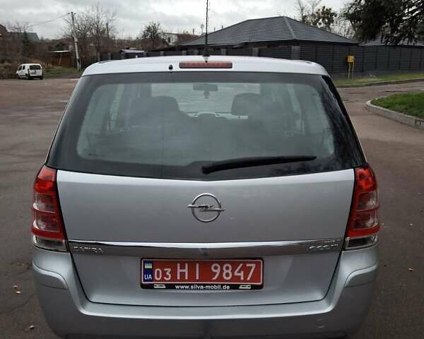 Серый Опель Зафира, объемом двигателя 1.6 л и пробегом 190 тыс. км за 5600 $, фото 5 на Automoto.ua
