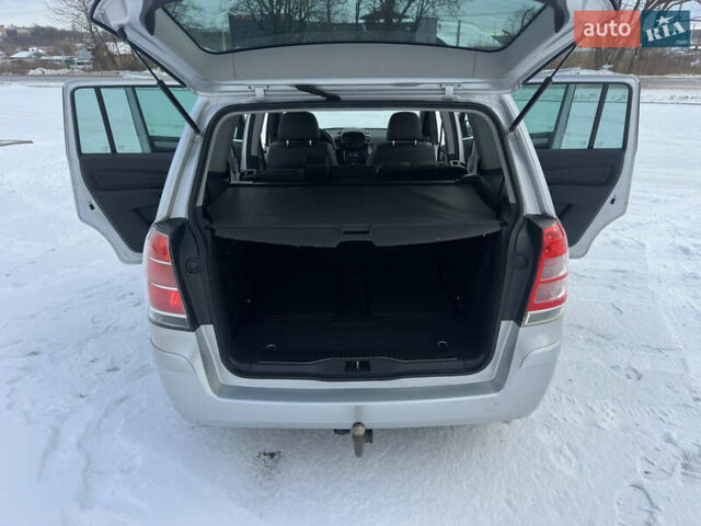 Серый Опель Зафира, объемом двигателя 1.8 л и пробегом 177 тыс. км за 7899 $, фото 45 на Automoto.ua