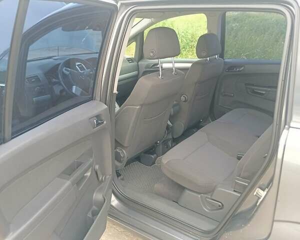 Серый Опель Зафира, объемом двигателя 1.9 л и пробегом 256 тыс. км за 7800 $, фото 6 на Automoto.ua