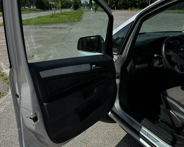 Серый Опель Зафира, объемом двигателя 1.91 л и пробегом 220 тыс. км за 8000 $, фото 8 на Automoto.ua