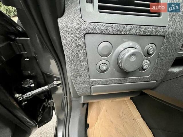 Серый Опель Зафира, объемом двигателя 1.6 л и пробегом 208 тыс. км за 6550 $, фото 39 на Automoto.ua