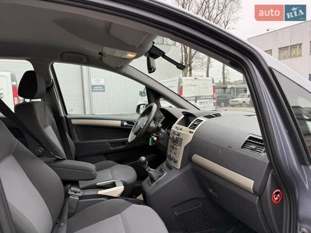 Серый Опель Зафира, объемом двигателя 1.6 л и пробегом 290 тыс. км за 5750 $, фото 47 на Automoto.ua