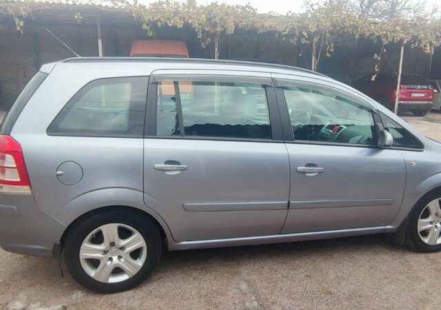 Серый Опель Зафира, объемом двигателя 1.7 л и пробегом 225 тыс. км за 7000 $, фото 2 на Automoto.ua