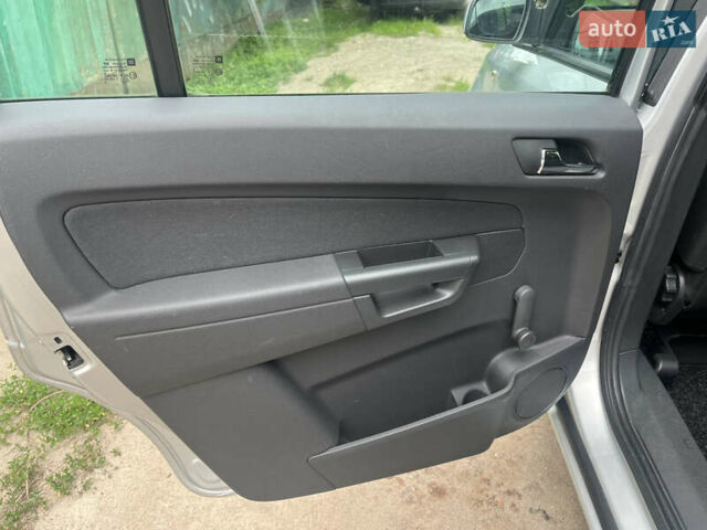 Серый Опель Зафира, объемом двигателя 1.6 л и пробегом 210 тыс. км за 6650 $, фото 44 на Automoto.ua