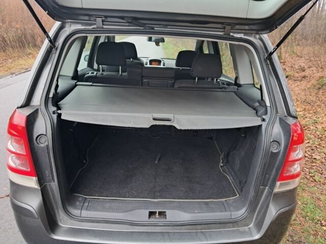 Серый Опель Зафира, объемом двигателя 1.6 л и пробегом 177 тыс. км за 5300 $, фото 4 на Automoto.ua