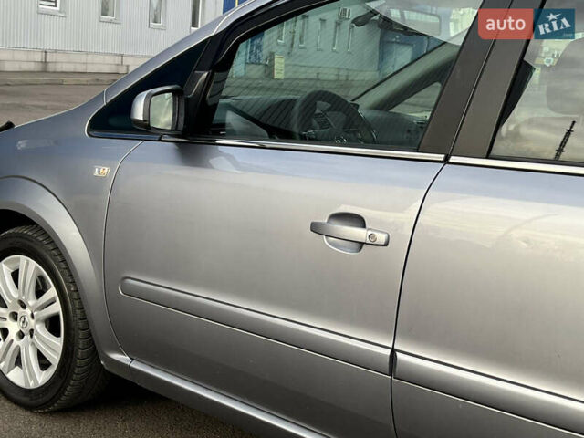 Серый Опель Зафира, объемом двигателя 1.7 л и пробегом 242 тыс. км за 6399 $, фото 9 на Automoto.ua
