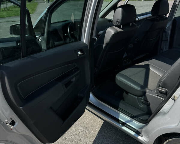 Серый Опель Зафира, объемом двигателя 1.91 л и пробегом 220 тыс. км за 8000 $, фото 10 на Automoto.ua