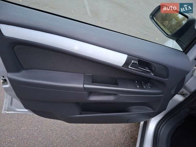 Серый Опель Зафира, объемом двигателя 1.6 л и пробегом 191 тыс. км за 5800 $, фото 4 на Automoto.ua