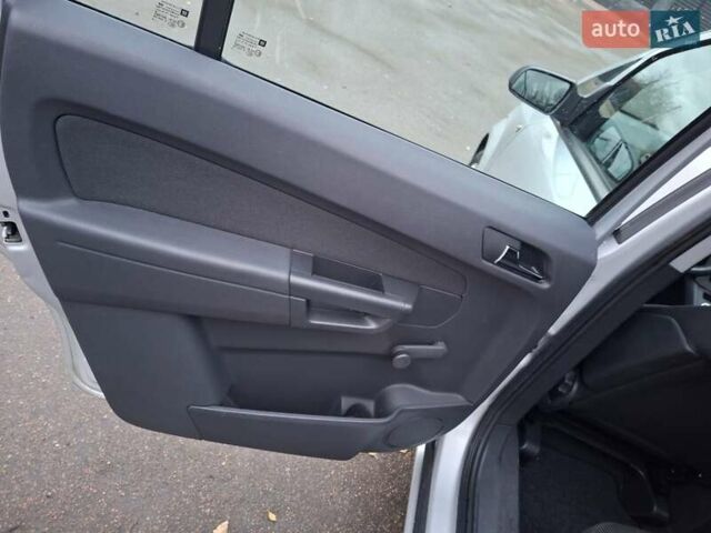 Серый Опель Зафира, объемом двигателя 1.6 л и пробегом 191 тыс. км за 5800 $, фото 11 на Automoto.ua