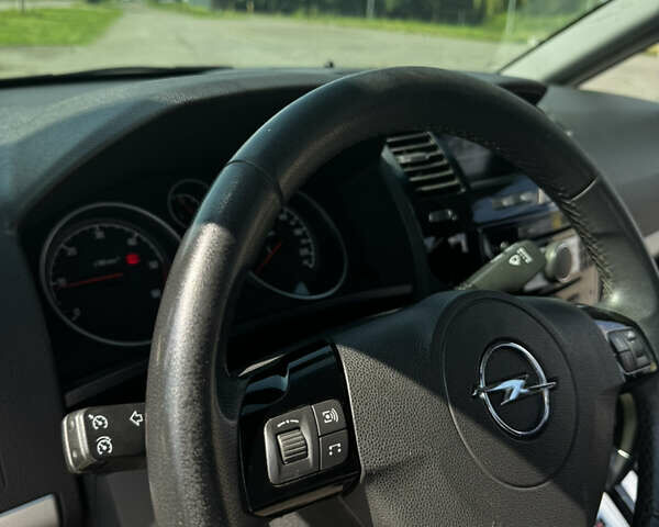 Серый Опель Зафира, объемом двигателя 1.91 л и пробегом 220 тыс. км за 8000 $, фото 37 на Automoto.ua