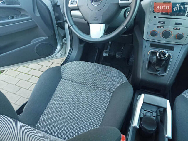 Серый Опель Зафира, объемом двигателя 2.2 л и пробегом 139 тыс. км за 7400 $, фото 31 на Automoto.ua