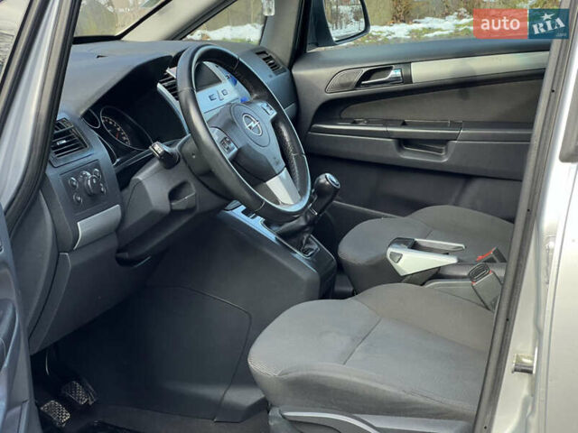 Серый Опель Зафира, объемом двигателя 1.69 л и пробегом 290 тыс. км за 6250 $, фото 27 на Automoto.ua