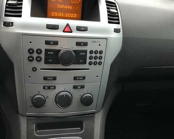 Серый Опель Зафира, объемом двигателя 1.7 л и пробегом 253 тыс. км за 6350 $, фото 10 на Automoto.ua