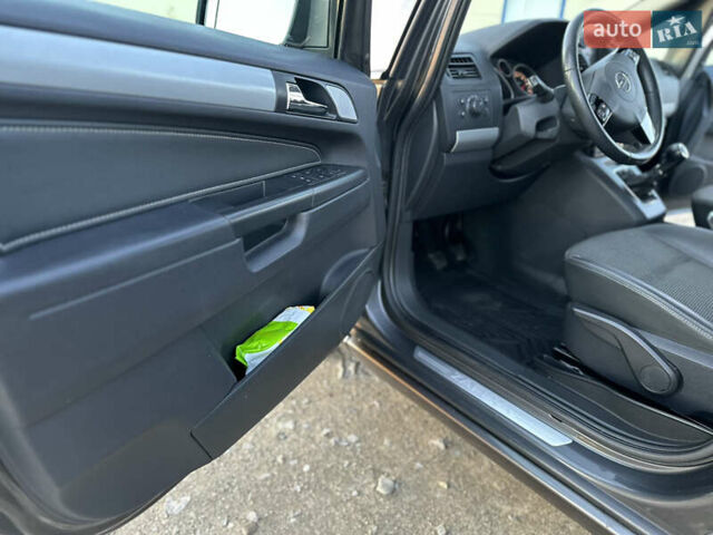 Серый Опель Зафира, объемом двигателя 1.7 л и пробегом 247 тыс. км за 7950 $, фото 18 на Automoto.ua