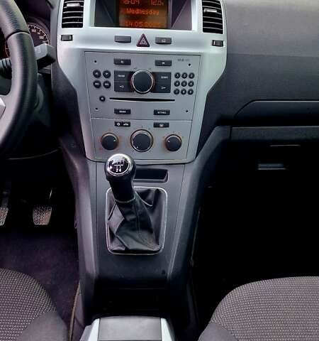 Серый Опель Зафира, объемом двигателя 1.6 л и пробегом 221 тыс. км за 7000 $, фото 18 на Automoto.ua