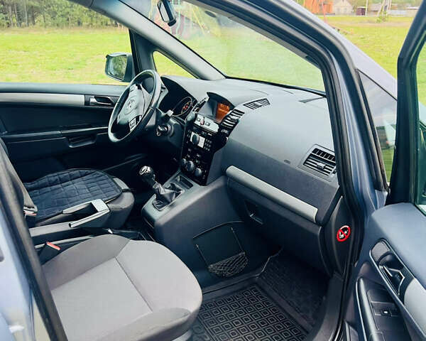 Серый Опель Зафира, объемом двигателя 1.7 л и пробегом 202 тыс. км за 6200 $, фото 6 на Automoto.ua