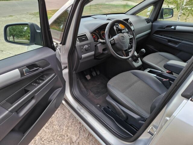 Серый Опель Зафира, объемом двигателя 1.8 л и пробегом 204 тыс. км за 7950 $, фото 12 на Automoto.ua