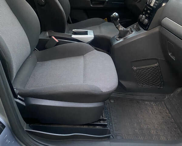 Серый Опель Зафира, объемом двигателя 1.7 л и пробегом 180 тыс. км за 6700 $, фото 19 на Automoto.ua