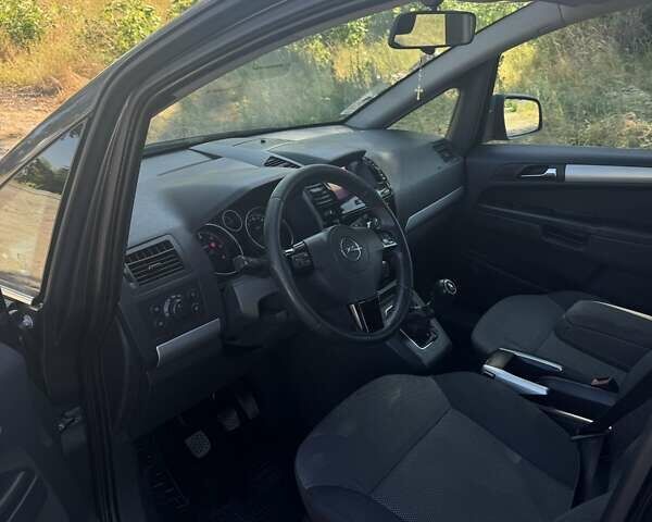 Серый Опель Зафира, объемом двигателя 1.7 л и пробегом 450 тыс. км за 7000 $, фото 5 на Automoto.ua