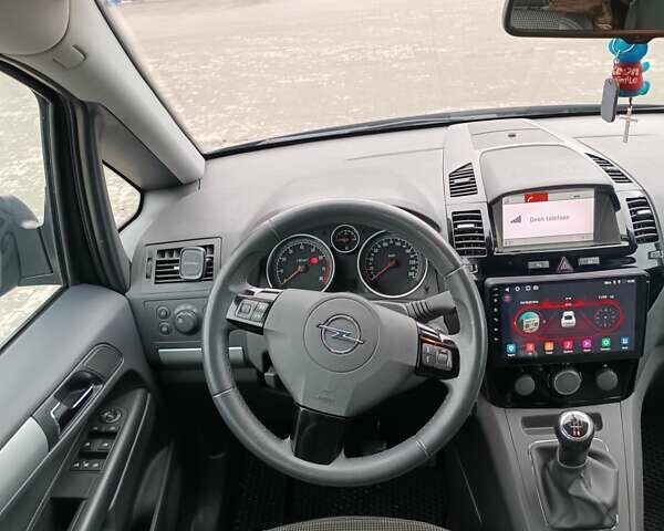 Серый Опель Зафира, объемом двигателя 1.8 л и пробегом 204 тыс. км за 8200 $, фото 1 на Automoto.ua