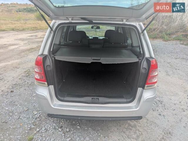 Серый Опель Зафира, объемом двигателя 1.69 л и пробегом 277 тыс. км за 6800 $, фото 21 на Automoto.ua
