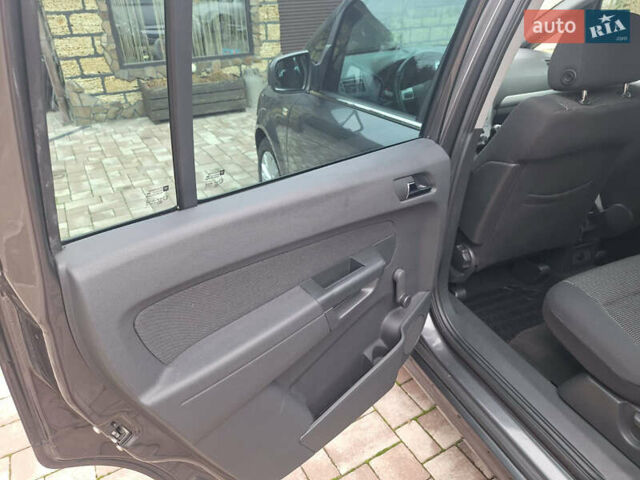 Серый Опель Зафира, объемом двигателя 1.6 л и пробегом 178 тыс. км за 7700 $, фото 27 на Automoto.ua