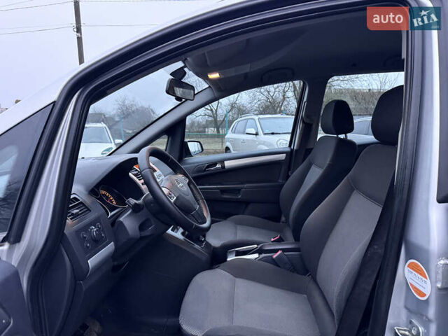 Серый Опель Зафира, объемом двигателя 1.8 л и пробегом 250 тыс. км за 6140 $, фото 32 на Automoto.ua