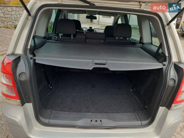 Серый Опель Зафира, объемом двигателя 1.7 л и пробегом 180 тыс. км за 8300 $, фото 12 на Automoto.ua