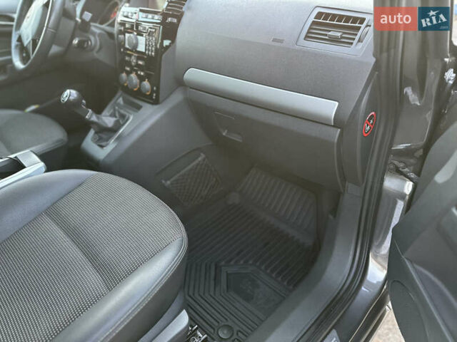 Серый Опель Зафира, объемом двигателя 1.7 л и пробегом 247 тыс. км за 7950 $, фото 4 на Automoto.ua