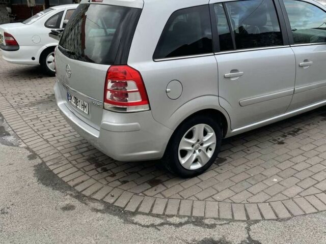 Серый Опель Зафира, объемом двигателя 1.7 л и пробегом 187 тыс. км за 4800 $, фото 5 на Automoto.ua