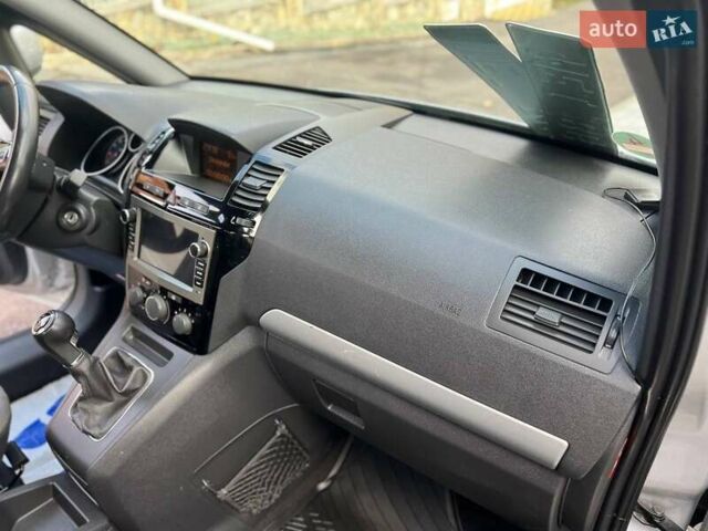 Серый Опель Зафира, объемом двигателя 1.6 л и пробегом 167 тыс. км за 7499 $, фото 46 на Automoto.ua