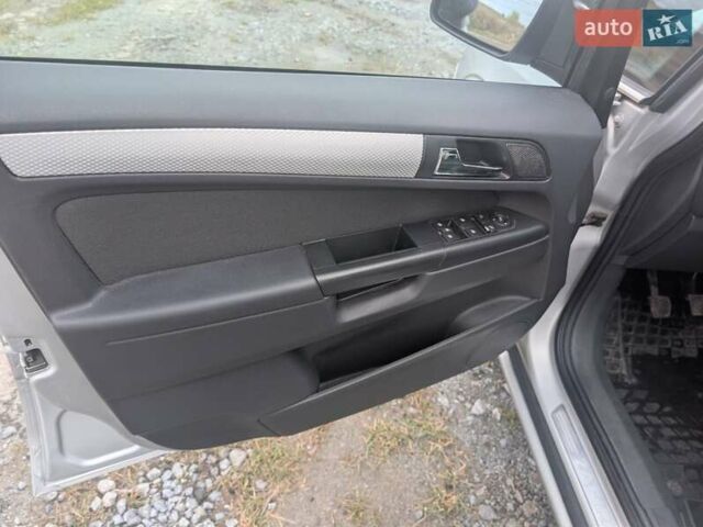 Серый Опель Зафира, объемом двигателя 1.69 л и пробегом 277 тыс. км за 6800 $, фото 1 на Automoto.ua