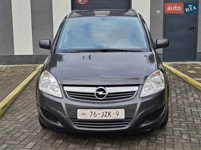 Серый Опель Зафира, объемом двигателя 1.8 л и пробегом 180 тыс. км за 7000 $, фото 2 на Automoto.ua