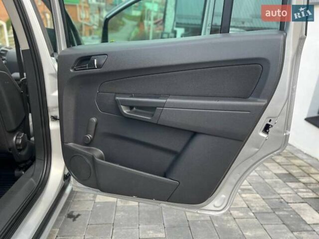 Серый Опель Зафира, объемом двигателя 1.6 л и пробегом 167 тыс. км за 7499 $, фото 55 на Automoto.ua