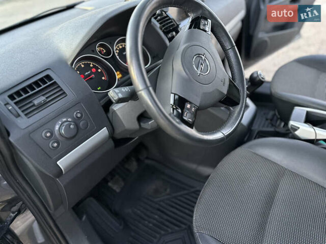 Серый Опель Зафира, объемом двигателя 1.7 л и пробегом 247 тыс. км за 7950 $, фото 15 на Automoto.ua