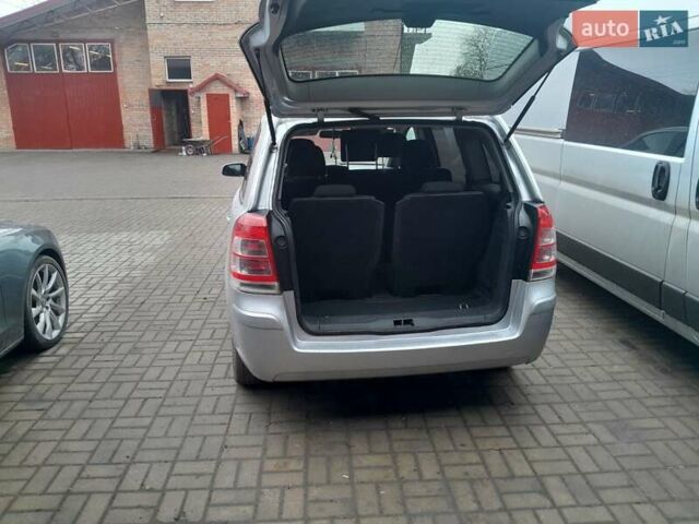 Серый Опель Зафира, объемом двигателя 1.7 л и пробегом 207 тыс. км за 7000 $, фото 5 на Automoto.ua