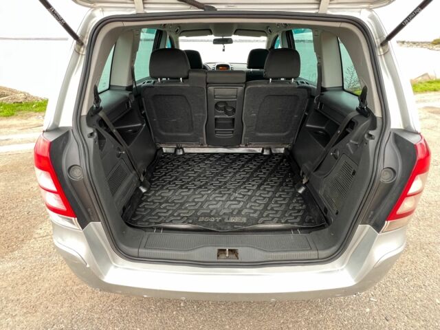 Серый Опель Зафира, объемом двигателя 1.7 л и пробегом 266 тыс. км за 6600 $, фото 9 на Automoto.ua