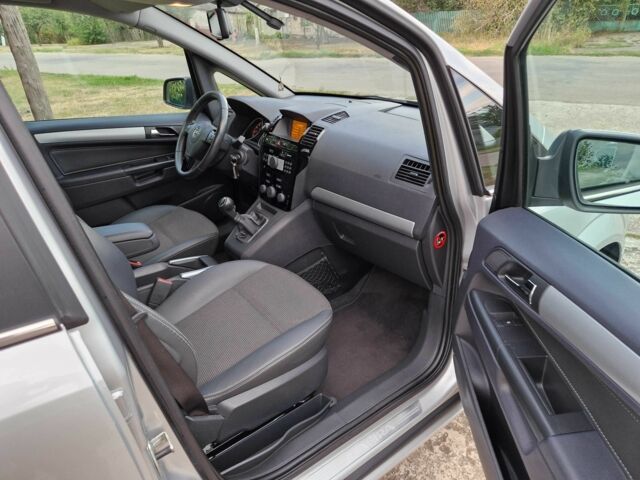 Серый Опель Зафира, объемом двигателя 1.8 л и пробегом 204 тыс. км за 7950 $, фото 13 на Automoto.ua