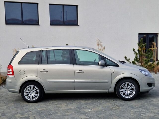 Серый Опель Зафира, объемом двигателя 1.6 л и пробегом 317 тыс. км за 5500 $, фото 2 на Automoto.ua