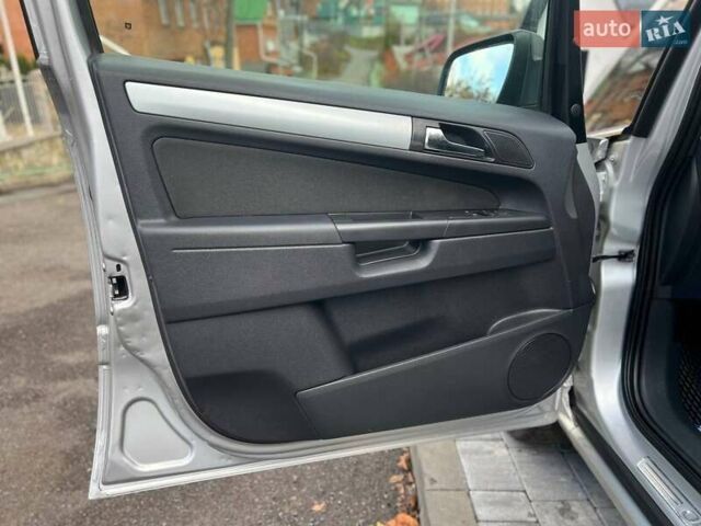 Серый Опель Зафира, объемом двигателя 1.6 л и пробегом 167 тыс. км за 7499 $, фото 58 на Automoto.ua