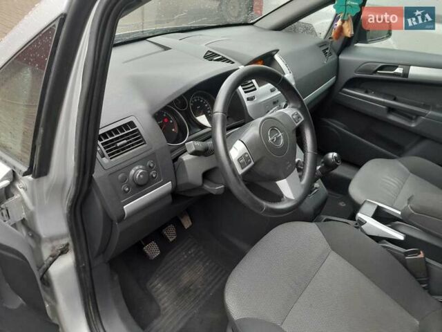 Серый Опель Зафира, объемом двигателя 1.7 л и пробегом 207 тыс. км за 7000 $, фото 10 на Automoto.ua