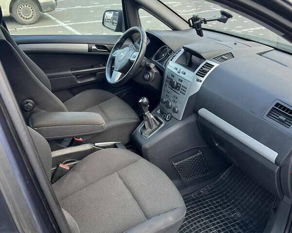 Серый Опель Зафира, объемом двигателя 1.7 л и пробегом 303 тыс. км за 6700 $, фото 9 на Automoto.ua