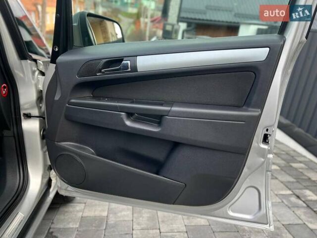 Серый Опель Зафира, объемом двигателя 1.6 л и пробегом 167 тыс. км за 7499 $, фото 56 на Automoto.ua