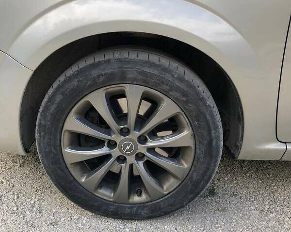 Серый Опель Зафира, объемом двигателя 1.69 л и пробегом 282 тыс. км за 8000 $, фото 6 на Automoto.ua