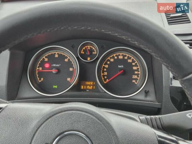 Серый Опель Зафира, объемом двигателя 1.69 л и пробегом 311 тыс. км за 6400 $, фото 4 на Automoto.ua