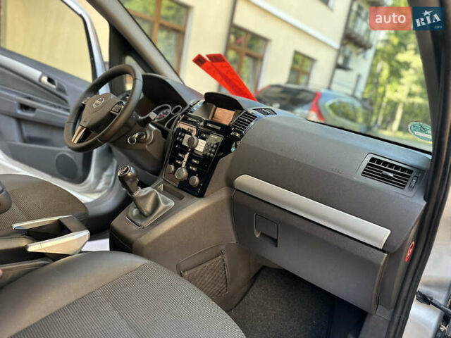Сірий Опель Зафіра, об'ємом двигуна 1.6 л та пробігом 156 тис. км за 6899 $, фото 98 на Automoto.ua