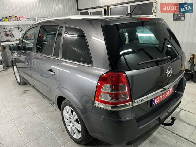 Серый Опель Зафира, объемом двигателя 1.7 л и пробегом 224 тыс. км за 7850 $, фото 2 на Automoto.ua