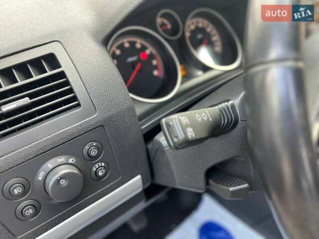 Серый Опель Зафира, объемом двигателя 1.6 л и пробегом 167 тыс. км за 7499 $, фото 53 на Automoto.ua