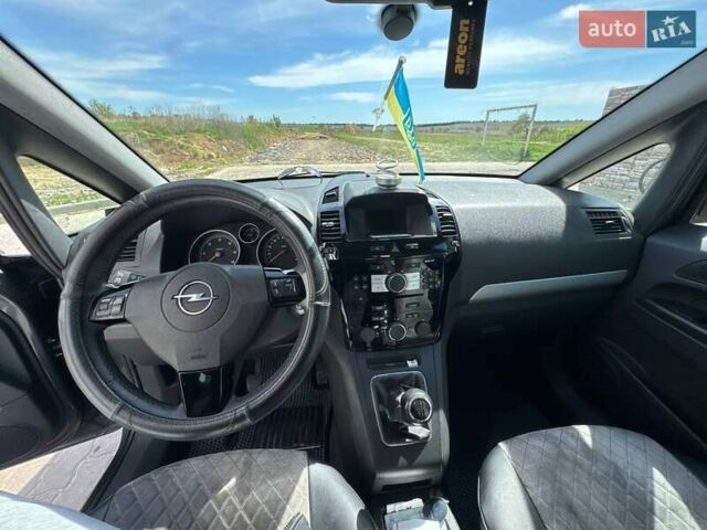 Серый Опель Зафира, объемом двигателя 1.69 л и пробегом 331 тыс. км за 6000 $, фото 13 на Automoto.ua